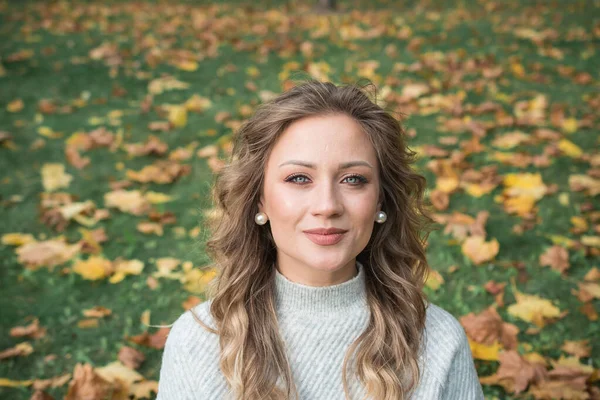 Güz parkında güzel bir kadın portresi.