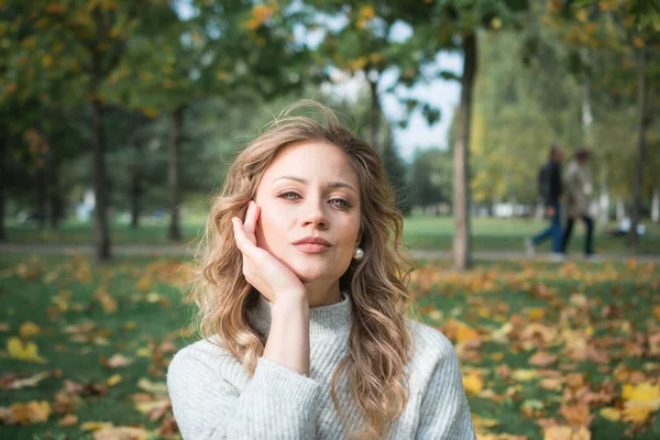 Beau Portrait Jeune Femme Dans Parc Automne — Photo