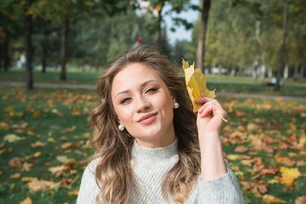 Mooie Jonge Vrouw Portret Herfst Park — Stockfoto