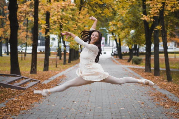 Bella Ballerina Che Balla Nel Parco Autunnale — Foto Stock