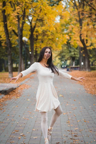 Красива Дівчина Балерина Танцює Осінньому Парку — стокове фото
