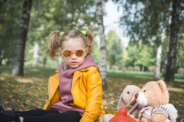 Niña Alegre Tres Años Jugando Picnic Parque Otoño — Foto de Stock