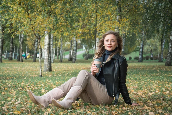 Menina Hipster Bonita Uma Jaqueta Couro Preto Fotografado Parque Outono — Fotografia de Stock