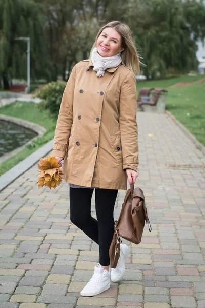 Hermosa Mujer Rubia Sola Camina Parque Otoño Ciudad — Foto de Stock