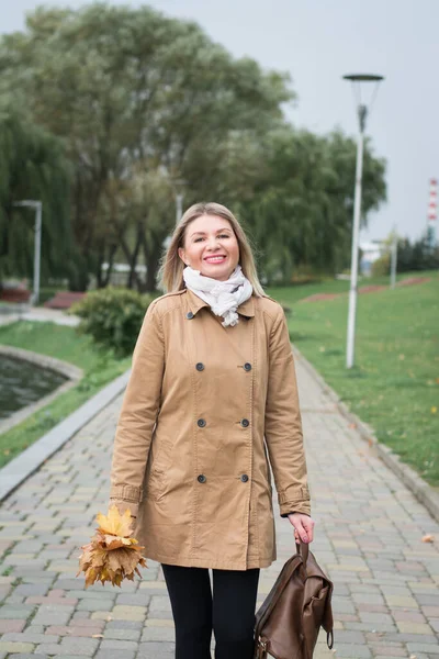 Bella Donna Bionda Sola Cammina Nel Parco Autunnale Della Città — Foto Stock