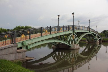 Moskova / Rusya 07 16 2019: Yazın Tsaritsyno Park Müzesi 'ne yakın perspektifte boş büyük yeşil köprü, tarihi dönüm noktası