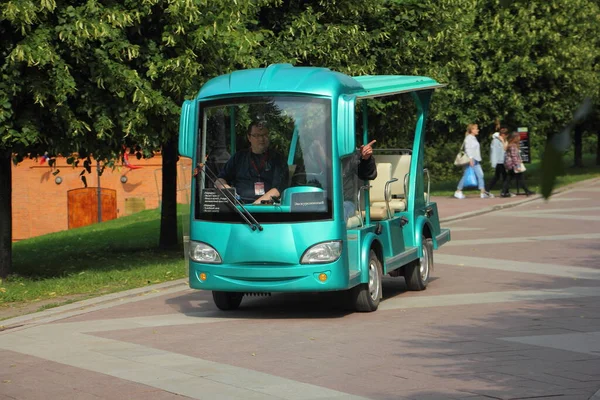 Mosca Russia 2019 Turisti Mini Bus Elettrico Tsaritsino Park Museum — Foto Stock