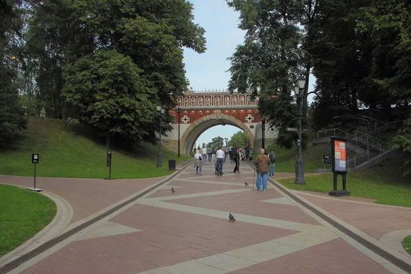 モスクワ ロシア07 2019年 美しい赤レンガへの歩行者道路観光客との図の橋 夏の日にツァリツィノ公園博物館のVozdushnaya通りからの眺め 歴史的ランドマーク — ストック写真