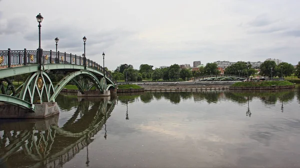 Moscú Rusia 2019 Puente Verde Vacío Medio Del Estanque Tsaritsyno — Foto de Stock