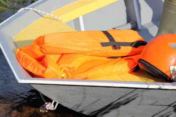Nieuwe Heldere Oranje Reddingsvest Ang Oranje Helm Lichtmetalen Boot Boeg — Stockfoto