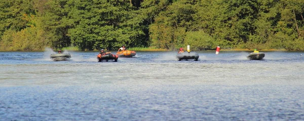 A many inflatable motor boats on speed start line, summer water outdoor sport competition — Stock Image Many Inflatable Motor Boats Speed Start Line Summer Water Outdoor Stock Picture