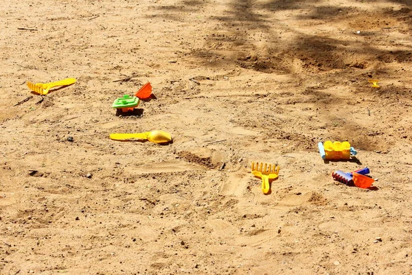 Buntes Kinderspielzeug Aus Plastik Auf Den Sandschaufeln Rechen Schaufeln Einem — Stockfoto