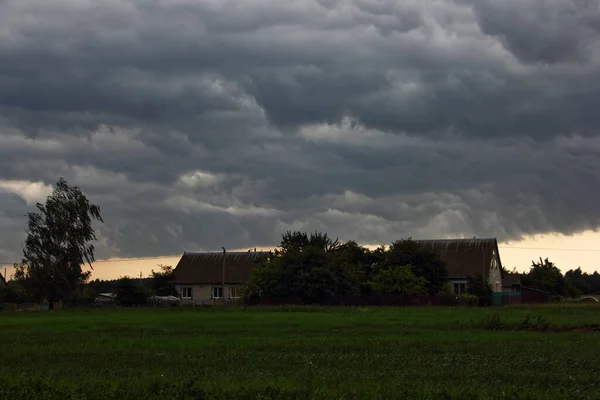 Βαριά Σύννεφα Καταιγίδα Πάνω Από Σπίτια Του Χωριού Ένα Καλοκαιρινό — Φωτογραφία Αρχείου