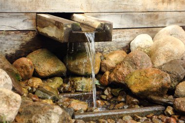 Yaz günü parkta içme suyuyla birlikte çevre dostu içecekler kapanıyor.