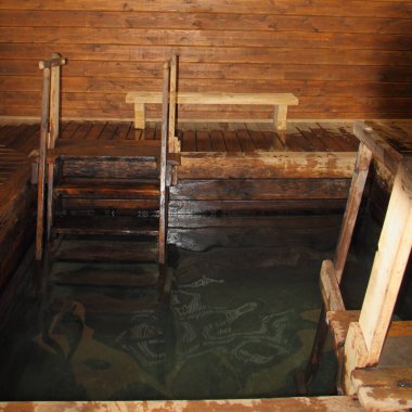 Rus hamamında kapalı ahşap yüzme havuzu klasik tarzında.