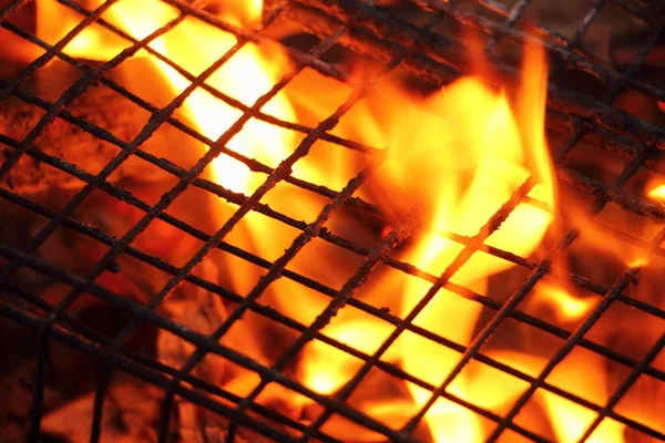 Fuego Brillante Debajo Parrilla Chimenea Barbacoa Sobre Carbones Llamas —  Fotos de Stock