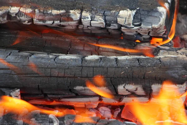 Hermosa Madera Quemada Negra Con Llamas Naranjas Cerca Fuego Con —  Fotos de Stock