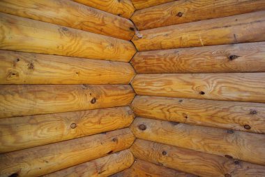 Modern ahşap evde temiz bir açı, odun kesme, inşaat, Rus tarzı ülke inşaatı güneşli bir yaz gününde iç kısımları kapatma.