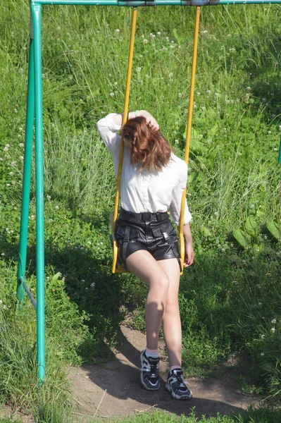 Kısa Etekli Genç Bir Avrupalı Kız Güneşli Bir Yaz Gününde — Stok fotoğraf