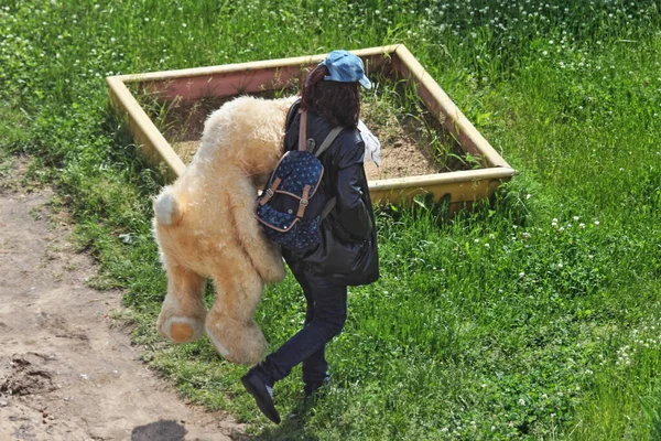 Dakloze Vrouw Een Zwart Leren Jasje Draagt Een Knuffel Een — Stockfoto