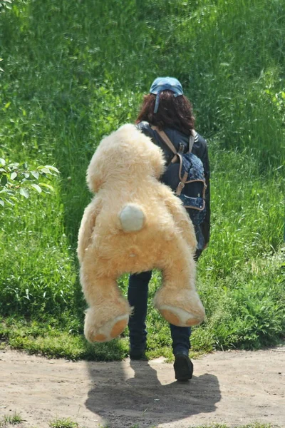 Vagrant Vrouw Een Zwart Leren Jas Draagt Een Gevulde Speelgoed — Stockfoto