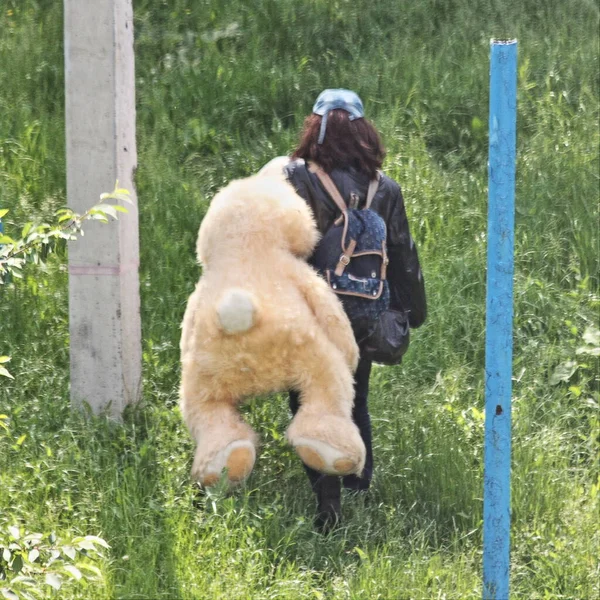 Bum Vrouw Een Zwart Lederen Jas Draagt Een Gevulde Speelgoed — Stockfoto