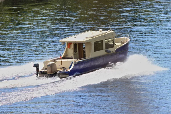Modernes Gebrauchskabinen Motorboot Mit Leistungsstarkem Außenbordmotor Schnelles Gleiten Auf Ruhigem — Stockfoto