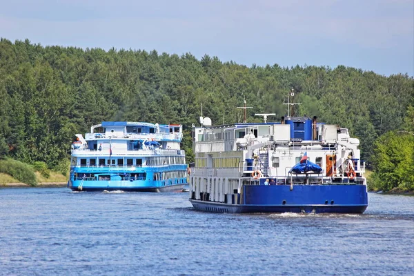 Két Kék Sétahajó Lebeg Moszkvában Hajózható Canal Folyón Turistahajó Visszapillantás — Stock Fotó