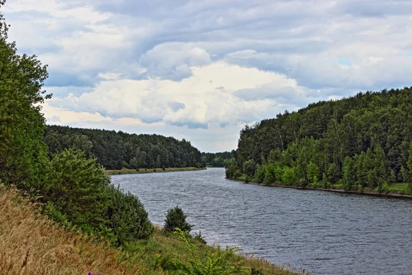 Puste Moskwa Statek Nawigacji Rzeki Kanału Lesie Letni Dzień Drzewach — Zdjęcie stockowe