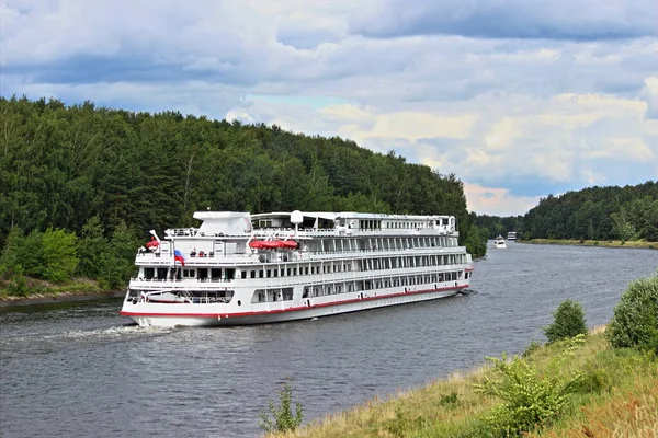 Lujo Ruso Cuatro Pisos Barco Pasajeros Blanco Crucero Línea Flotante — Foto de Stock