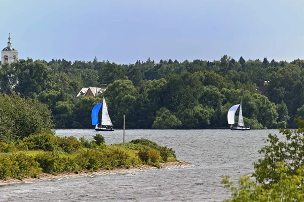 Två Segelbåtar Floden Sommaren Dag Strandträd Bakgrund Segling Moskva Region — Stockfoto