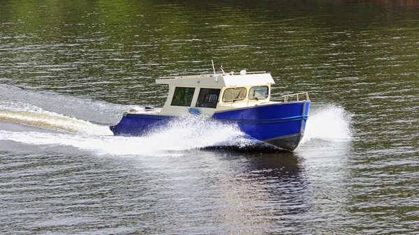 Beau Bateau Moteur Cabine Bleu Blanc Contemporain Avec Moteur Hors — Photo