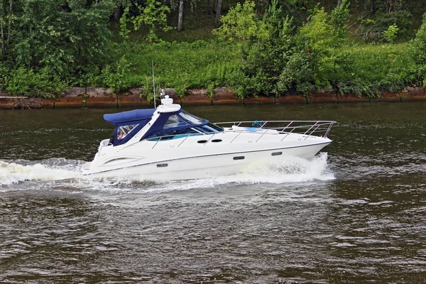 Moderne Weiße Kabinenmarkise Kunststoff Motorboot Innenbordmotor Schwimmt Von Links Nach — Stockfoto