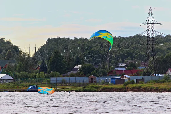 Twee Kitesurfers Buurt Van Elektrische Hoogspanningsdraden Rivier Zonnige Zomerdag Kiteboarden — Stockfoto