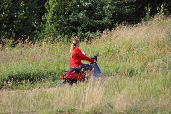 Fille Rurale Caucasienne Dans Survêtement Rouge Sans Casque Chevauche Scooter — Photo