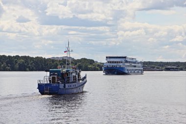 Moskova Bölgesi / Rusya 07 06 2019: Özel motor römorkörü ve Büyük Rus beyaz yolcu gemisi, yaz günü Moskova nehrinde su üzerinde çarpışma rotasında süzülerek, gemilerin ayrılmasına karşı çıkıyor