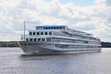 Moskova Bölgesi / Rusya 07 06 2019: Rusya 'da Mosturflot nehir seyahatleri, yaz günü ön cephe manzarasında gölde yüzen güzel dört güverte beyaz yolcu gemisi Nikolay Karamzin