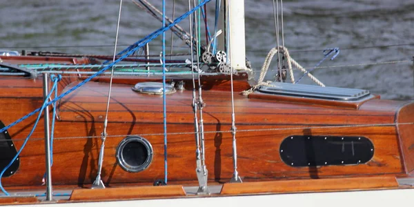 Vintage Jacht Żaglowy Pływający Tle Wody Letni Dzień Widok Bliska — Zdjęcie stockowe