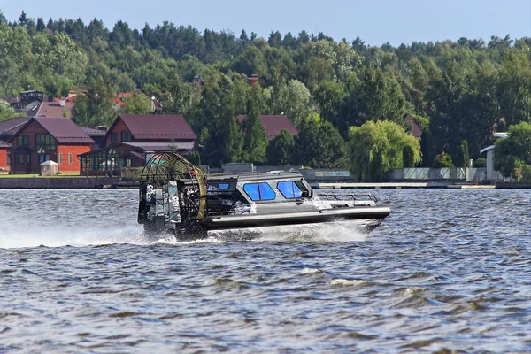 Russische Krachtige Utility Cabin Luchtboot Drijft Rivierwater Zomerse Dag Wal — Stockfoto