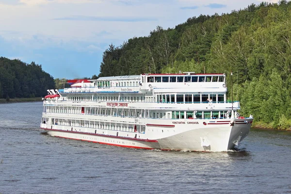 モスクワ地方 ロシア07 2019年6月 ロシアの白い旅客観光船コンスタンチン シモノフは 夏の日に海岸森林の背景にモスクワ川の運河に水に浮かぶ フロントサイドビューフェリー旅行 — ストック写真