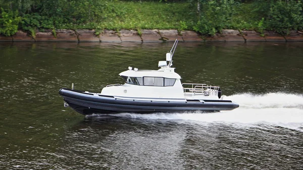 Große Schwarze Weiße Kabine Rib Schlauchboot Mit Innenbordmotor Schnell Schwimmt — Stockfoto