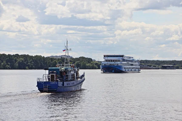 Região Moscou Rússia 2019 Motor Privado Rebocador Barco Grande Navio — Fotografia de Stock