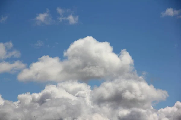 Blauer Himmel Mit Schönen Cumuluswolken Sonniger Sommertag Stratosphärenblick Aus Nächster — Stockfoto