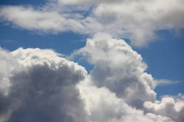 Голубое Небо Красивыми Облаками Кумула Солнечный Летний День Рядом Окружающая — стоковое фото