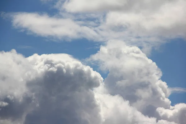 Schöne Cumuluswolken Blauen Himmel Einem Sonnigen Sommertag Aus Nächster Nähe — Stockfoto