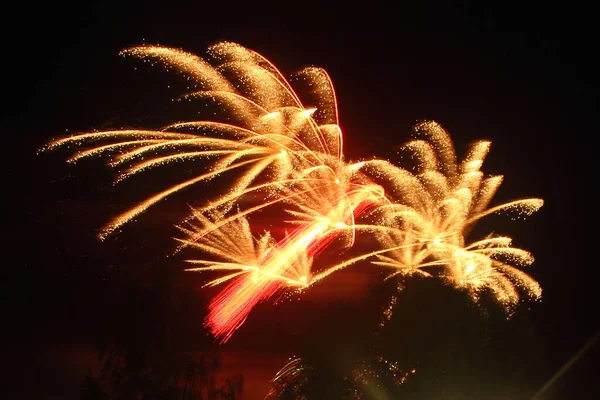 Mooie Viering Vuurwerk Donkere Nacht Hemel Amber Saluut Geel Vuur — Stockfoto