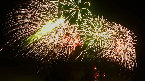 Mooie Viering Salueren Vuurwerk Donkere Nachtelijke Hemel Groene Roze Wit — Stockfoto