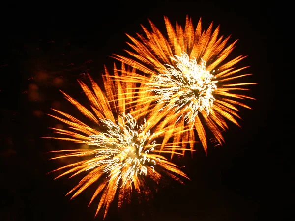 Twee Fel Oranje Kleurrijke Vuurwerk Donkere Nachtelijke Hemel Mooie Gekleurde — Stockfoto