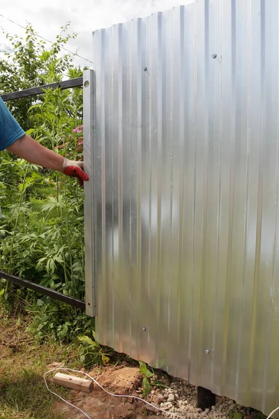 Mans Hand Kontrollerar Med Nivå Indikator Zinced Metall Plåten Landsbygden — Stockfoto