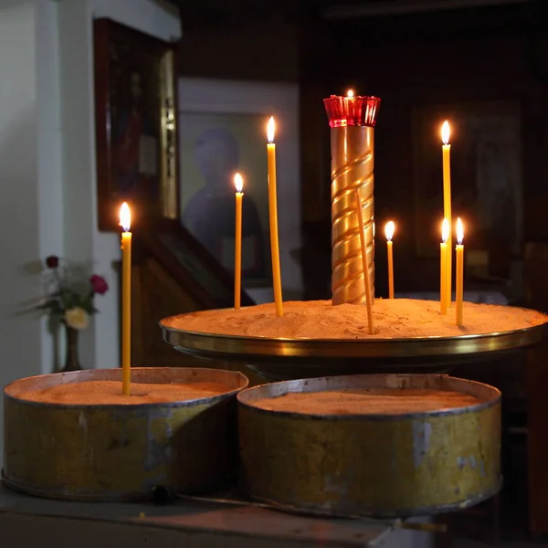 Nahaufnahme Kirche Zündet Kerzen Sandkerzenleuchtern Nahaufnahme Religiöse Gebetssymbole Innenraum Des — Stockfoto
